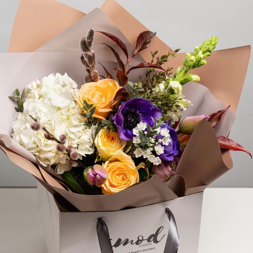 Buchet cu lalele galbene si trandafiri