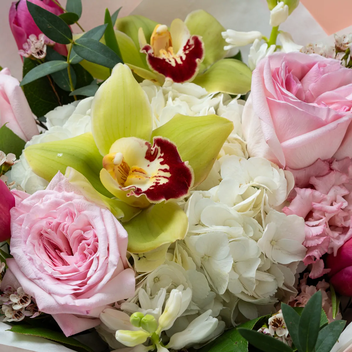 Buchet-Elegant-cu-Orhidee-si-Trandafiri-Roz-2