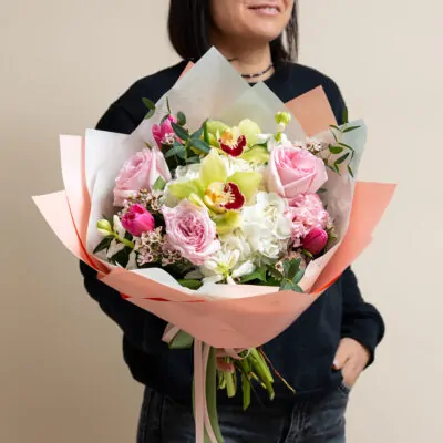 Buchet-Elegant-cu-Orhidee-si-Trandafiri-Roz