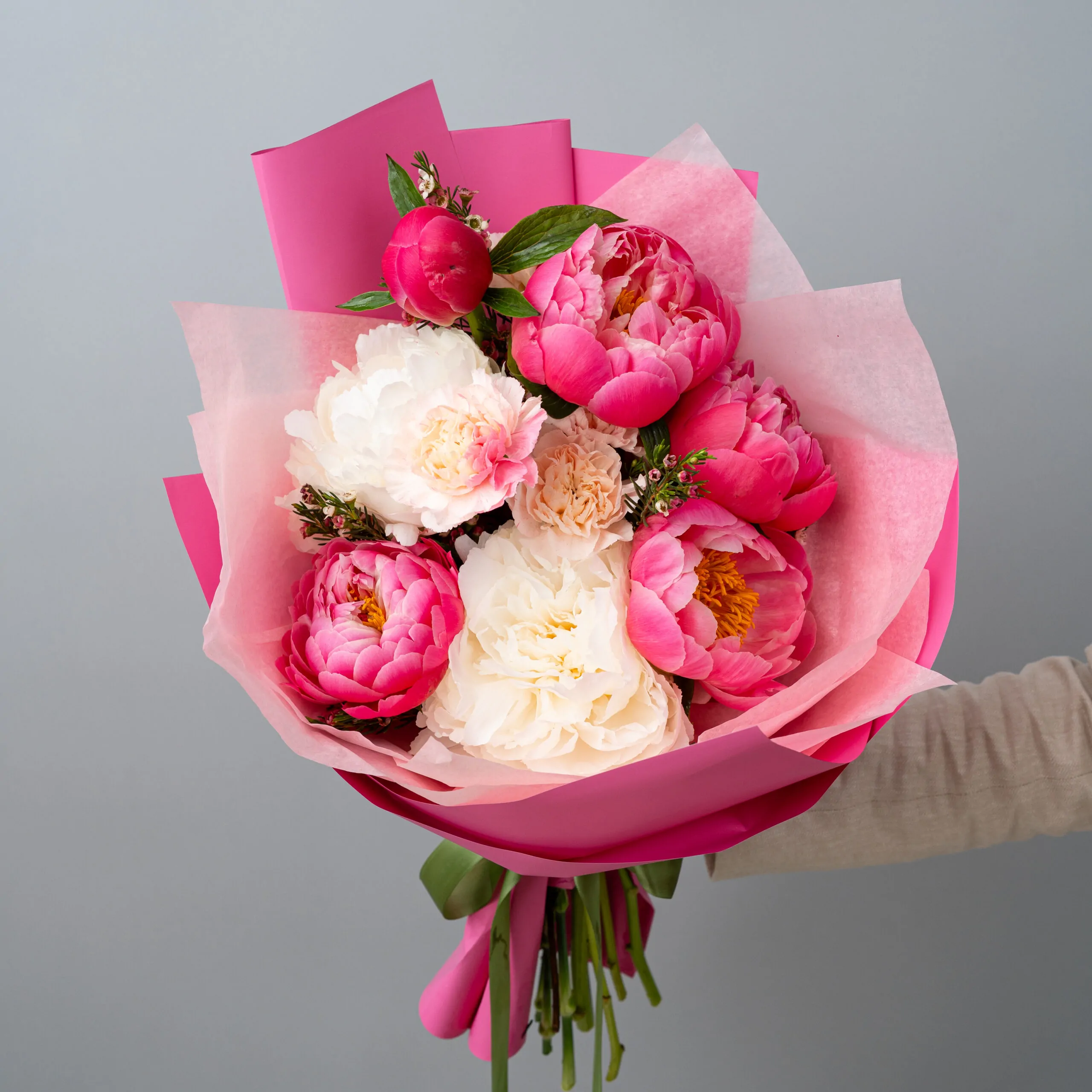 Buchet Harmony cu bujori coral si albi-1