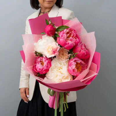 Buchet Harmony cu bujori coral si albi