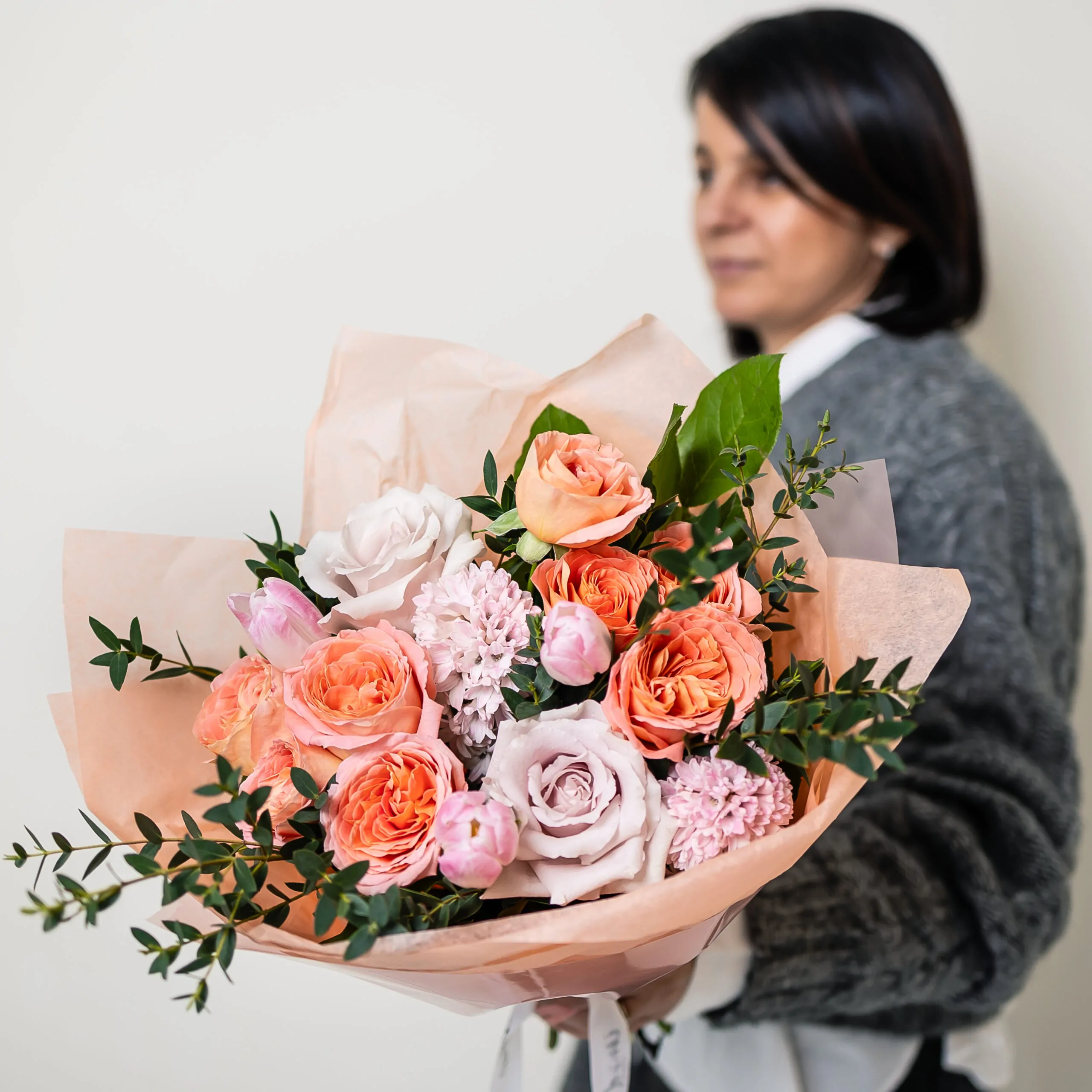 Buchet Pastel cu Minitrandafiri, Lalele si Zambile