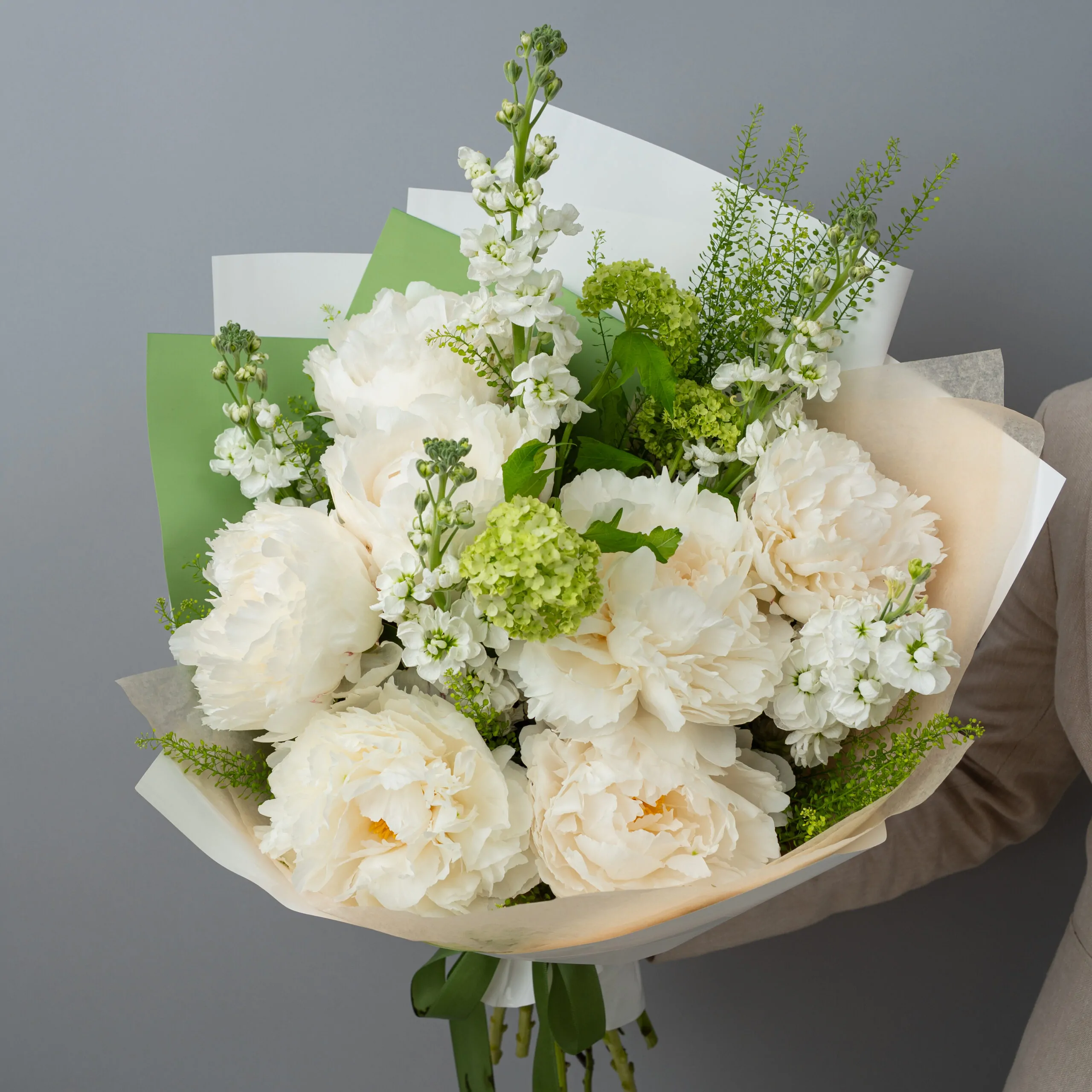 Buchet Poetry white cu bujori -1