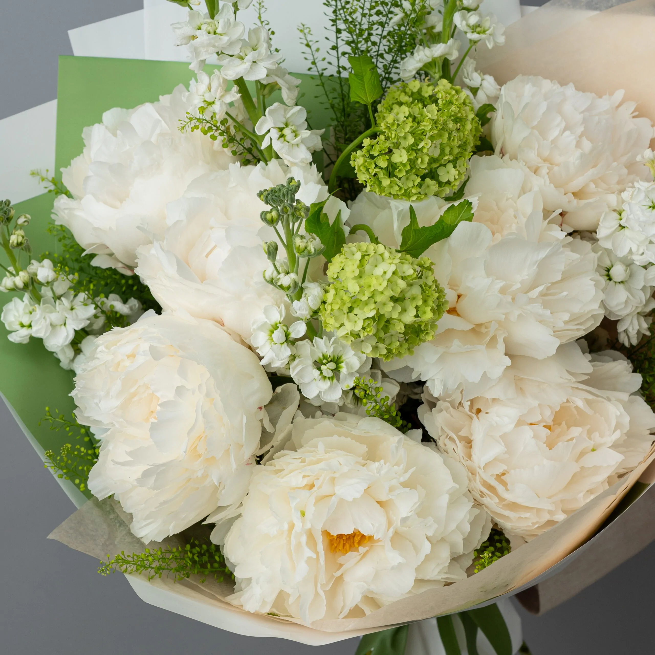 Buchet Poetry white cu bujori-2