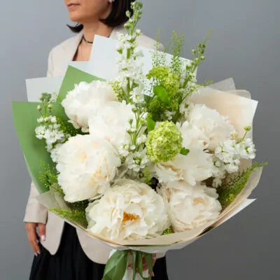 Buchet White Poetry cu bujori