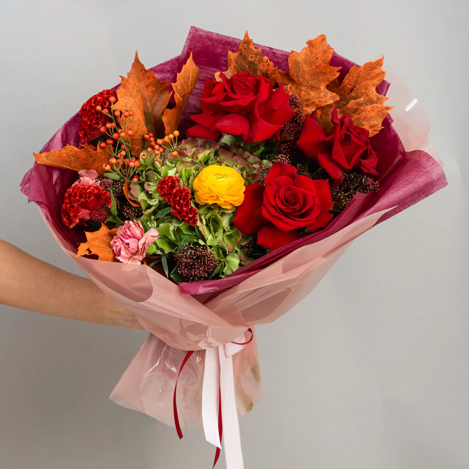 Buchet de toamna cu hortensie, trandafiri rosii si ranunculus galben