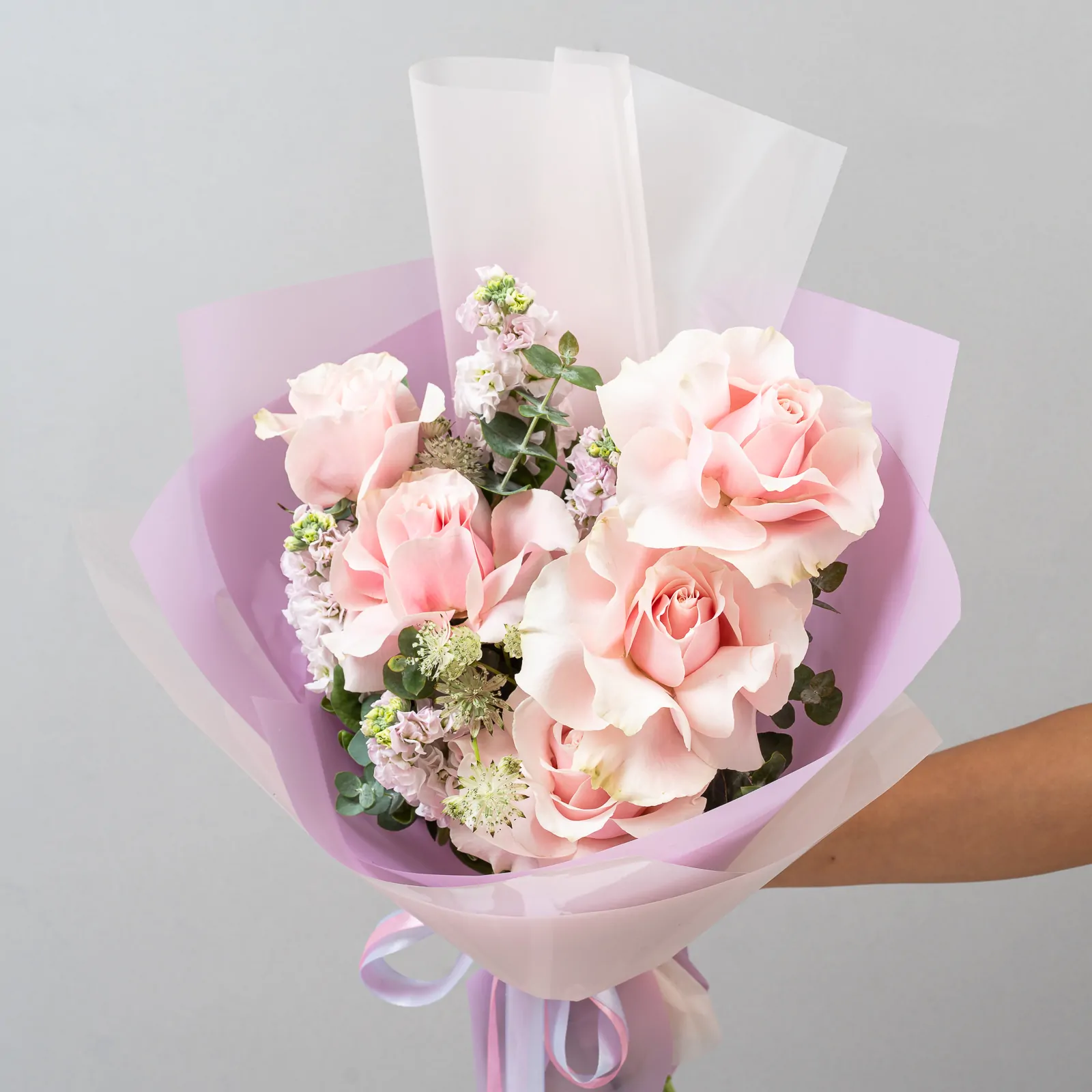 Buchet cu 5 trandafiri roz pal