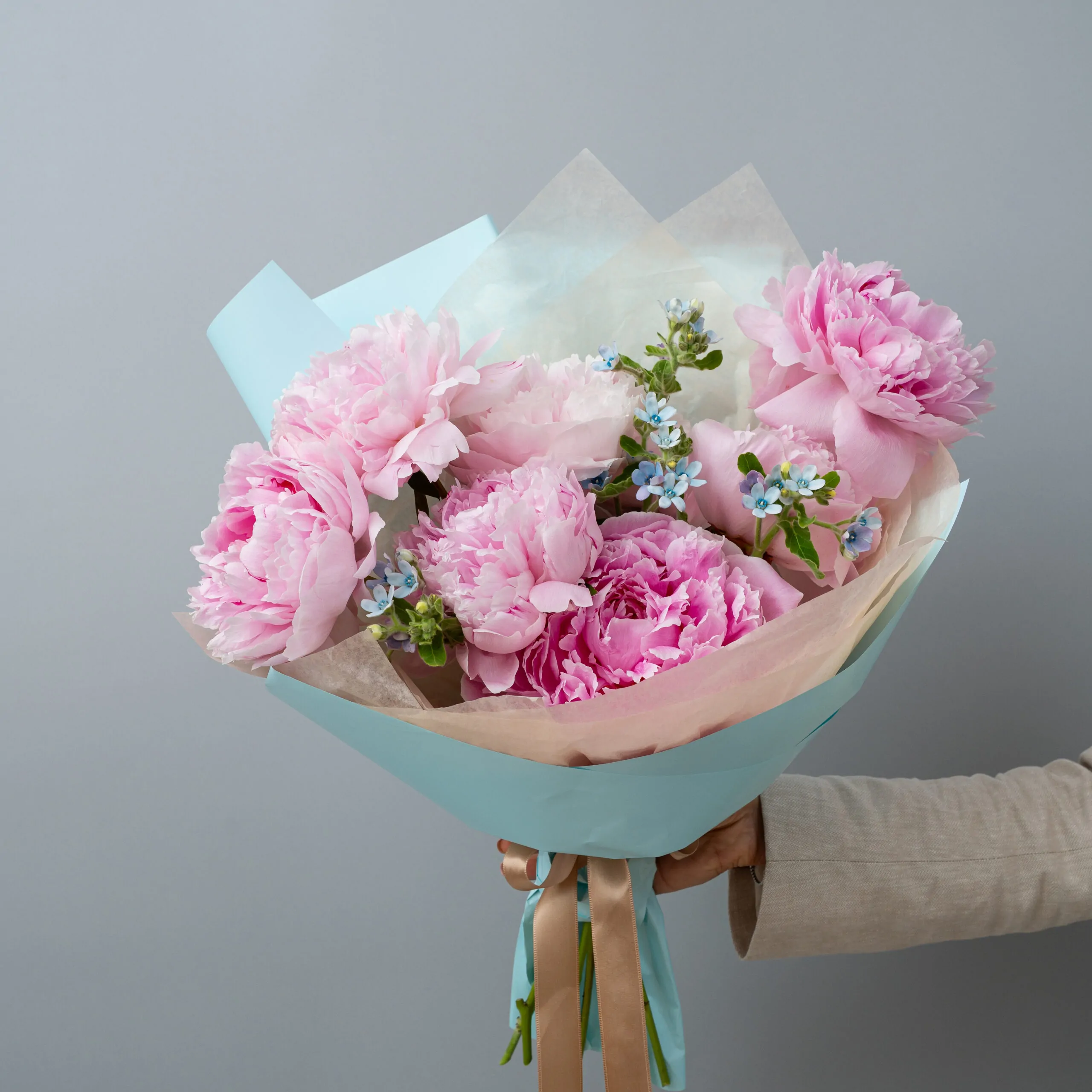 Buchet cu 7 bujori roz pal si oxypetalum