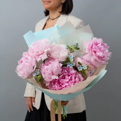 Buchet cu 7 bujori roz pal si oxypetalum
