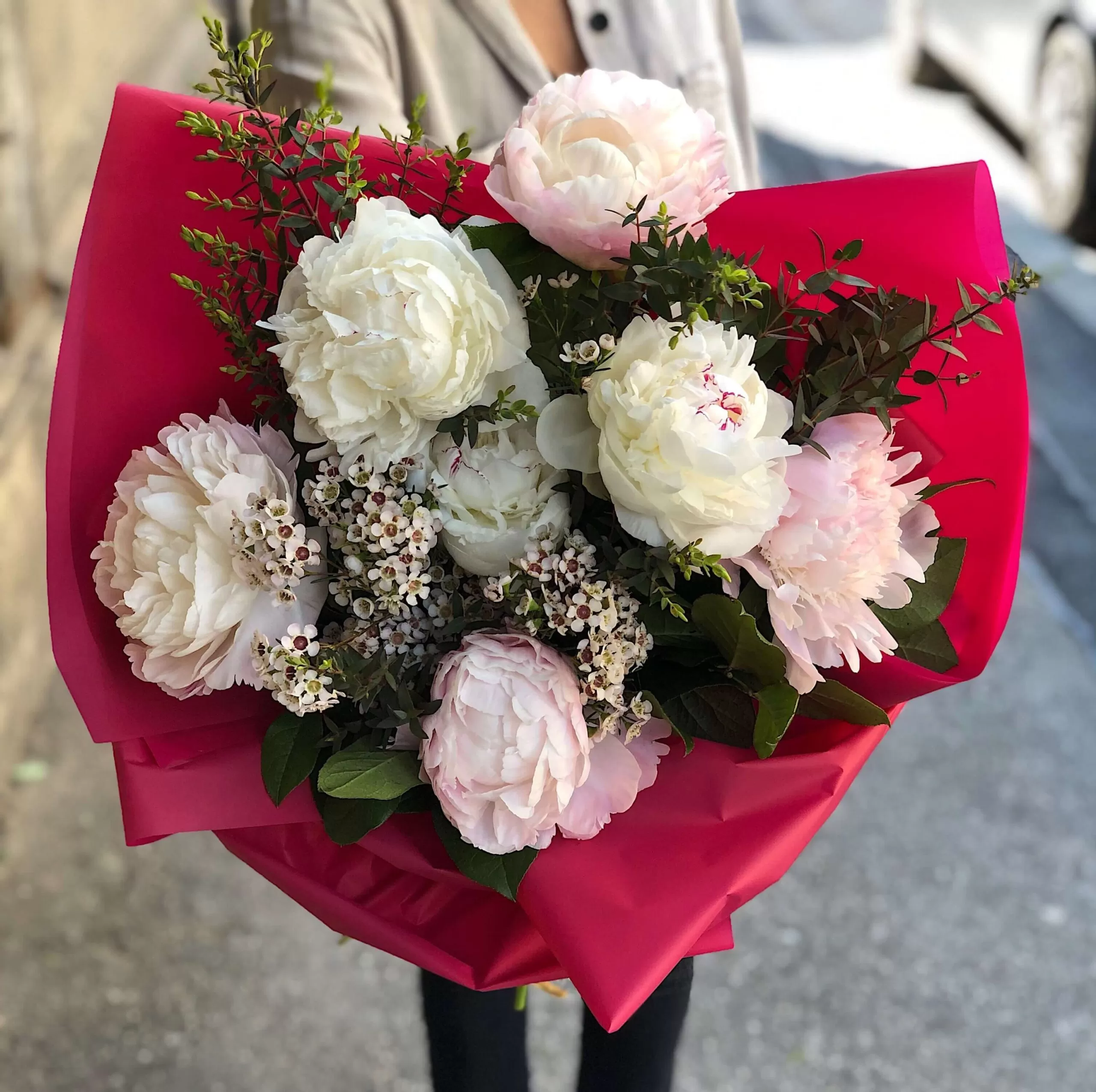 Buchet cu 7 bujori roz si albi e1588097666699 scaled
