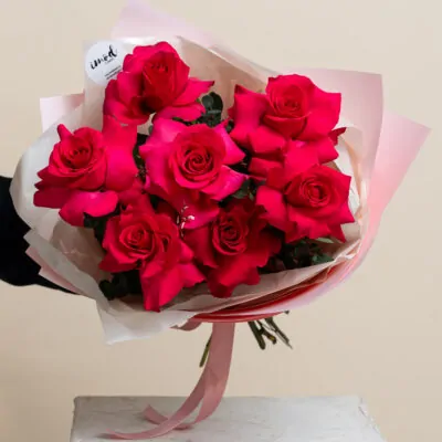 Buchet cu 7 trandafiri roz cyclam