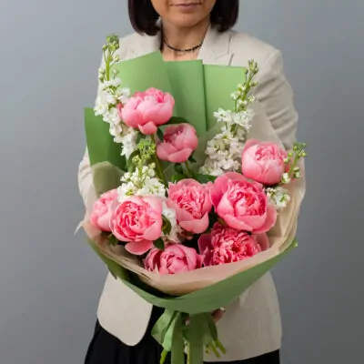 Buchet cu 9 bujori coral si mathiola alba