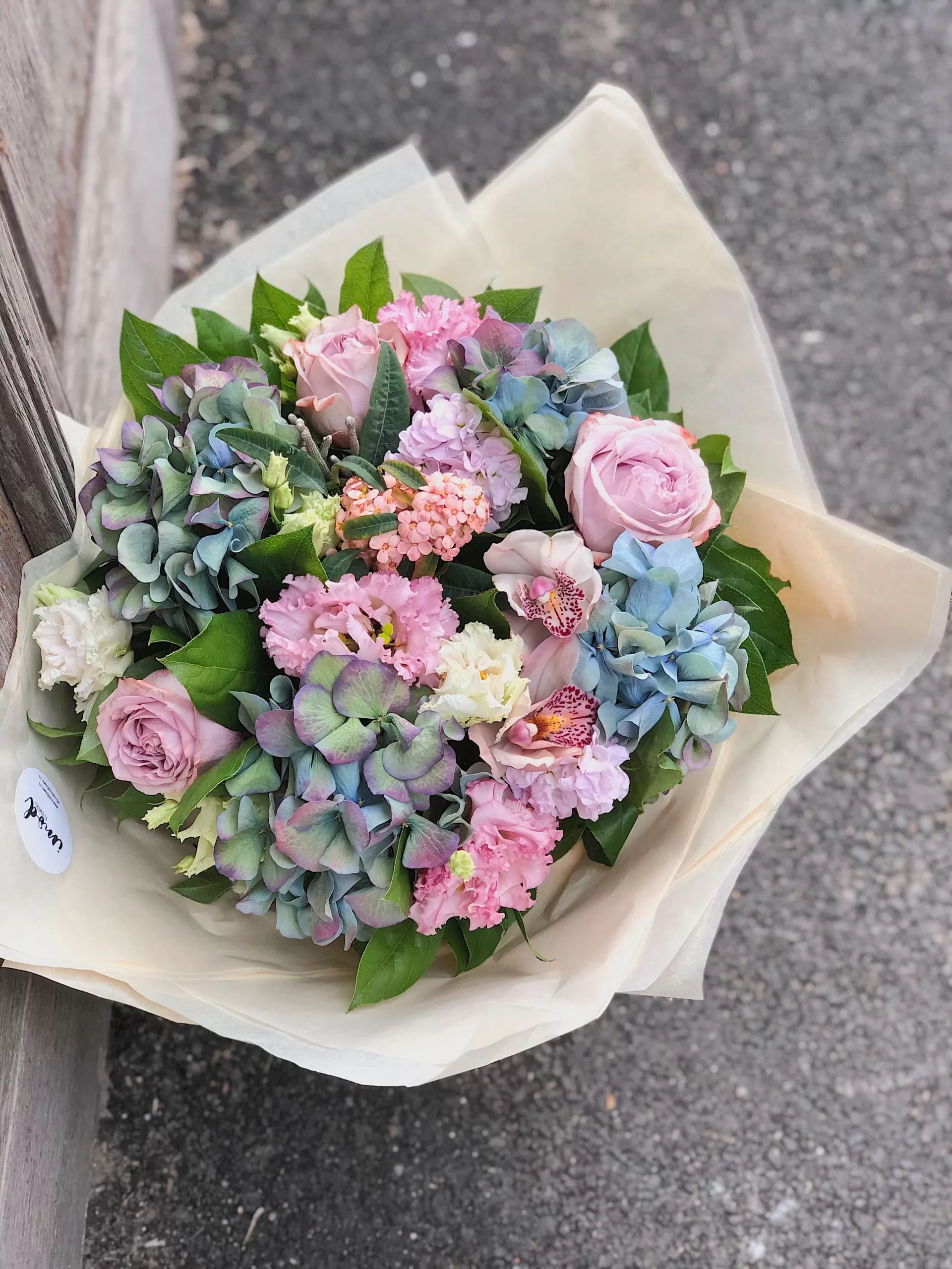 Buchet cu Hortensia si Cymbidium scaled