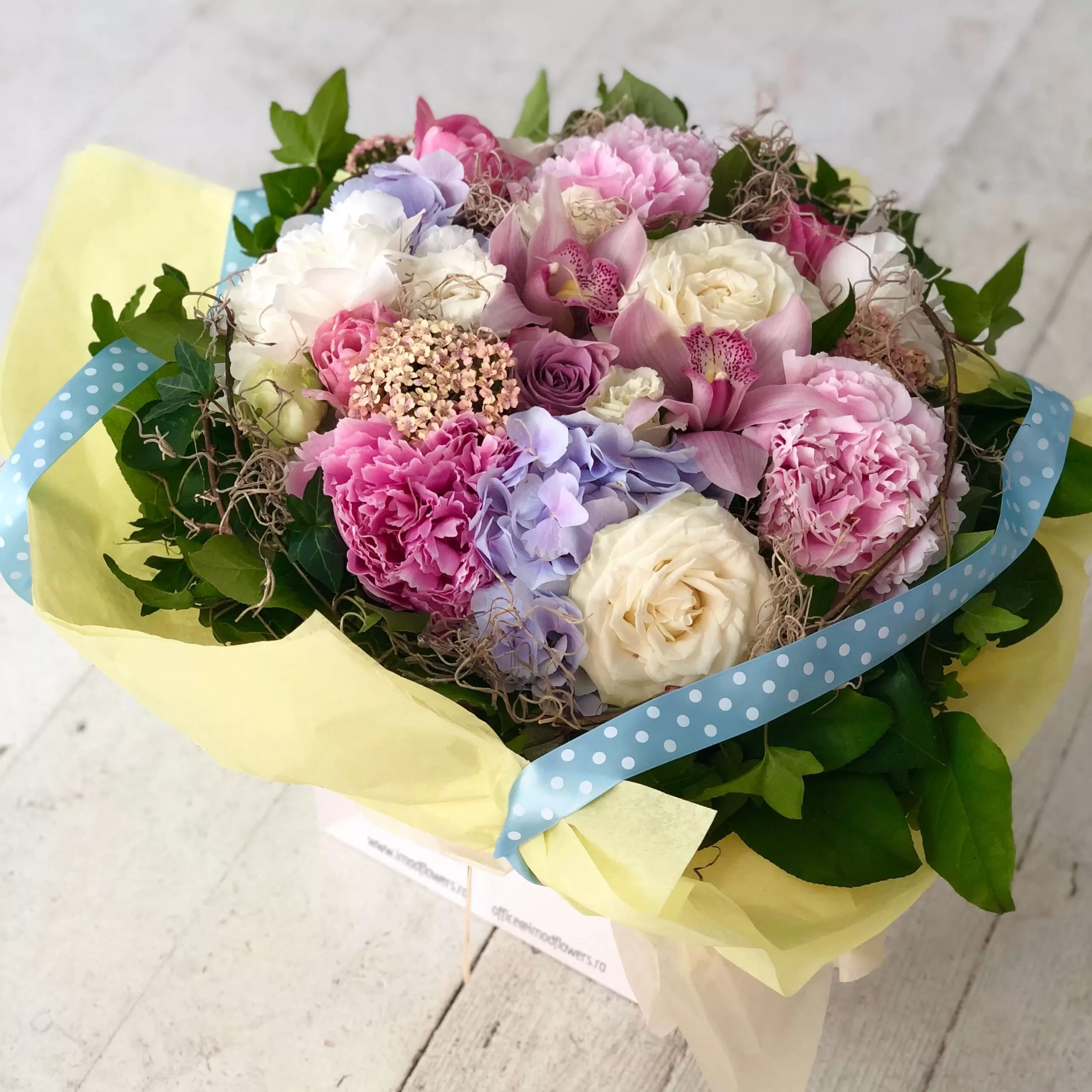 Buchet cu cymbidium roz si trandafiri 1