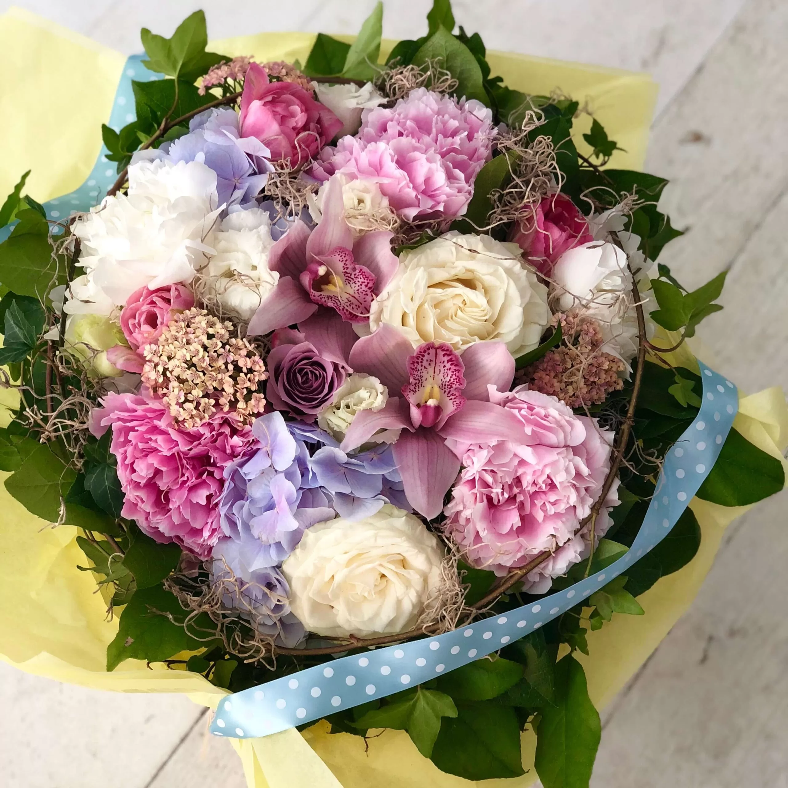 Buchet cu cymbidium roz si trandafiri