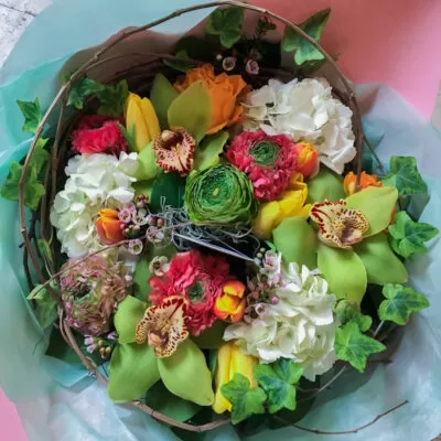 Buchet cu cymbidium si ranunculus