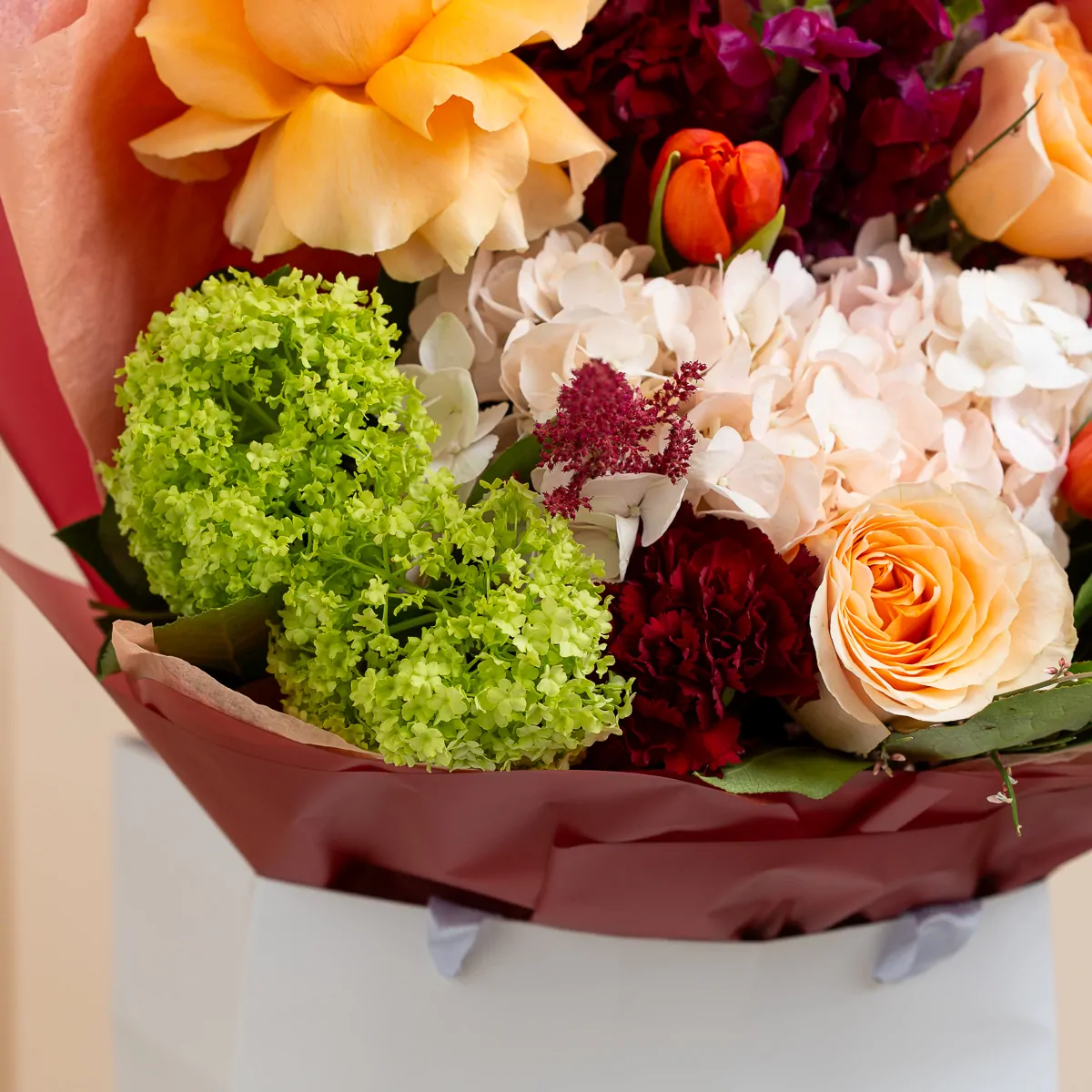 Buchet cu hortensie roz si trandafiri somon