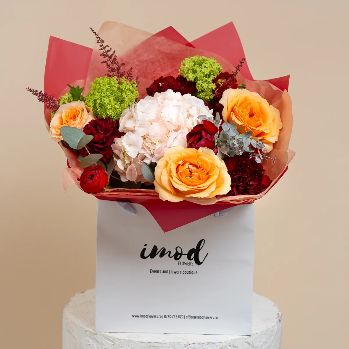 Buchet cu hortensie roz si trandafiri somon