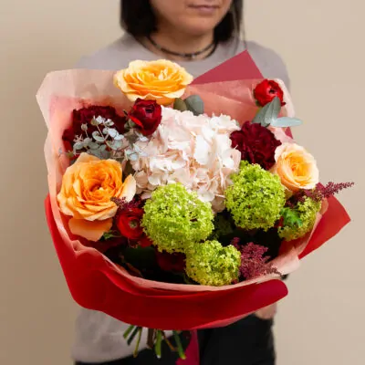 Buchet cu hortensie roz si trandafiri somon