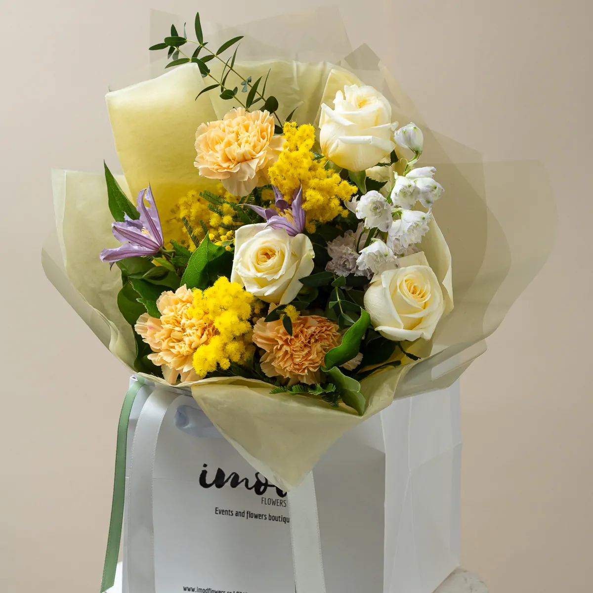 Buchet cu mimosa si trandafiri albi