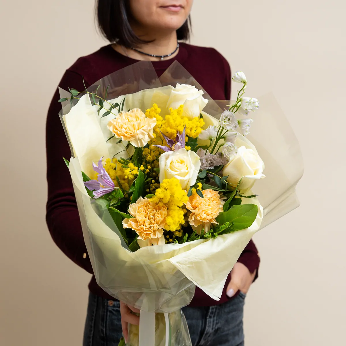 Buchet cu mimosa si trandafiri albi