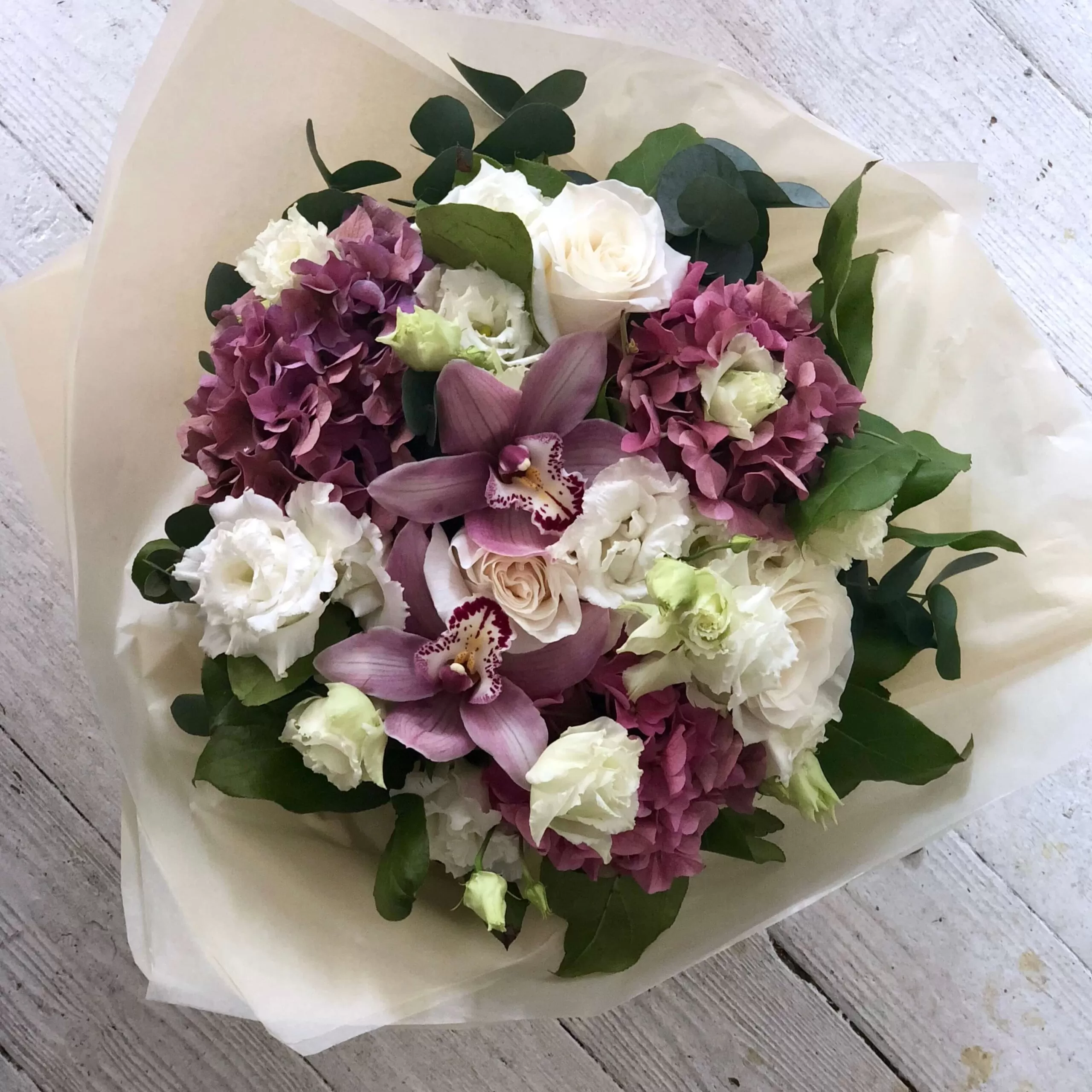 Buchet cu trandafiri albi si cymbidium