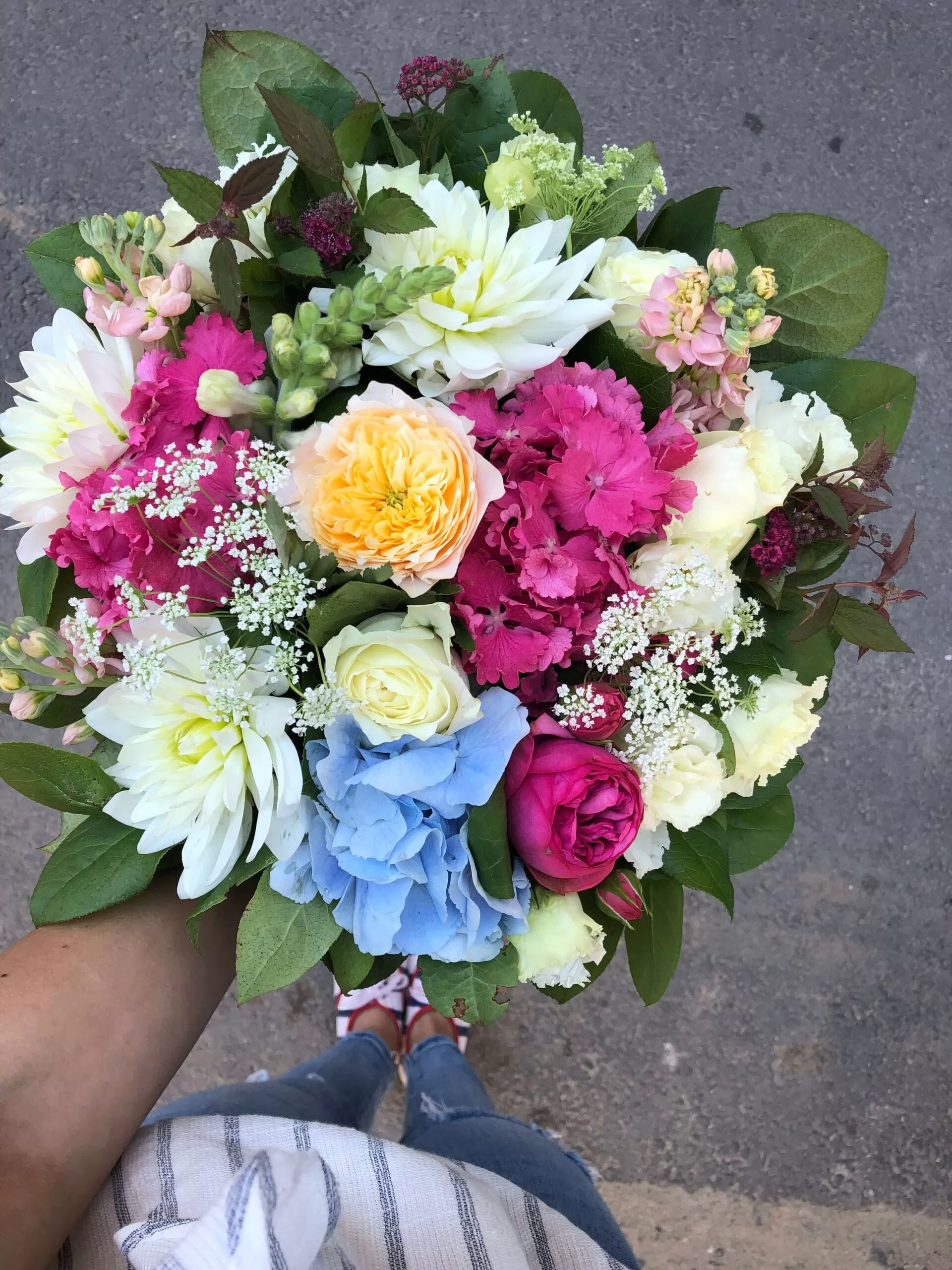 Buchet cu trandafiri albi si eustoma 1 1