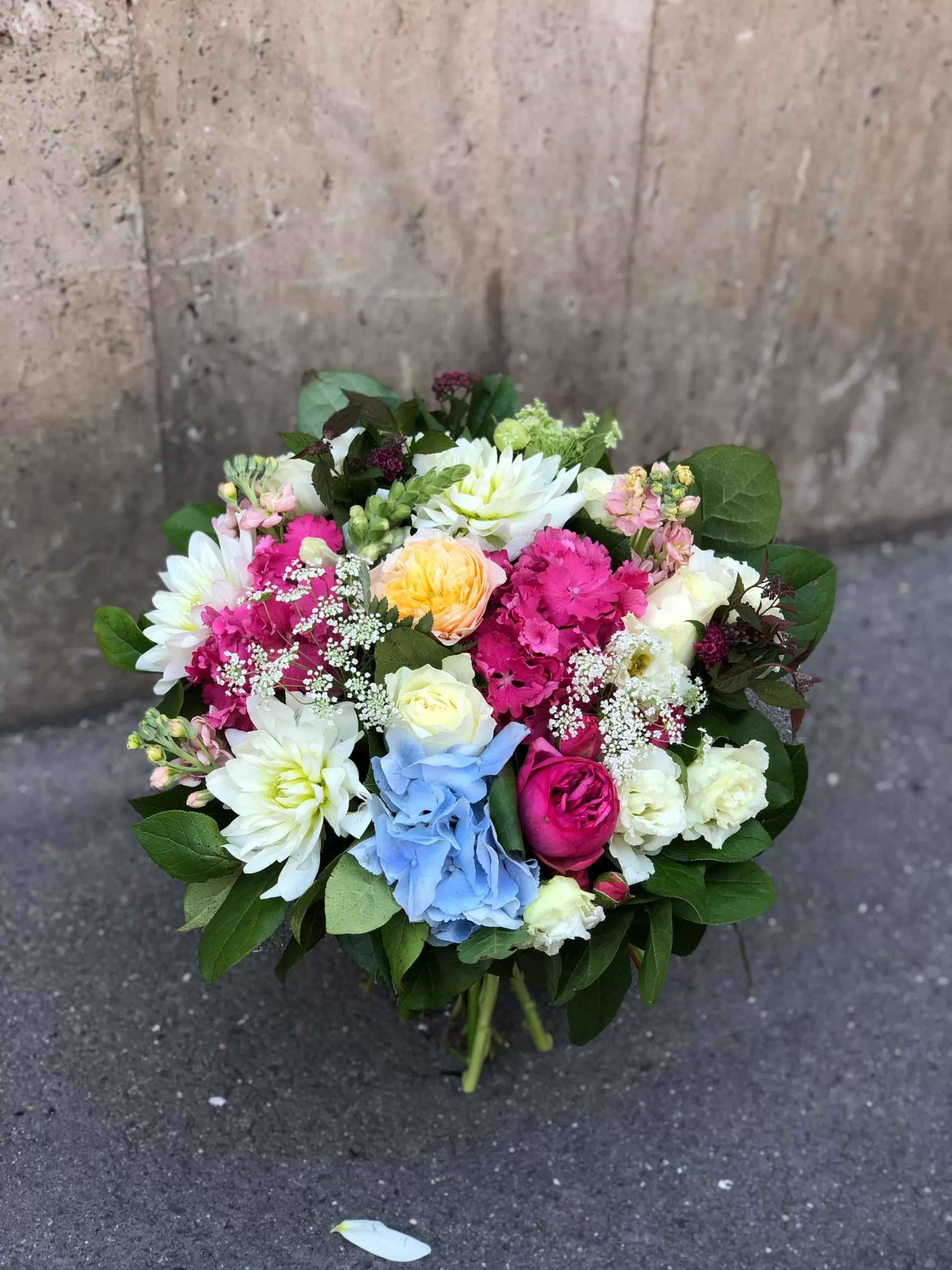 Buchet cu trandafiri albi si eustoma 1 scaled