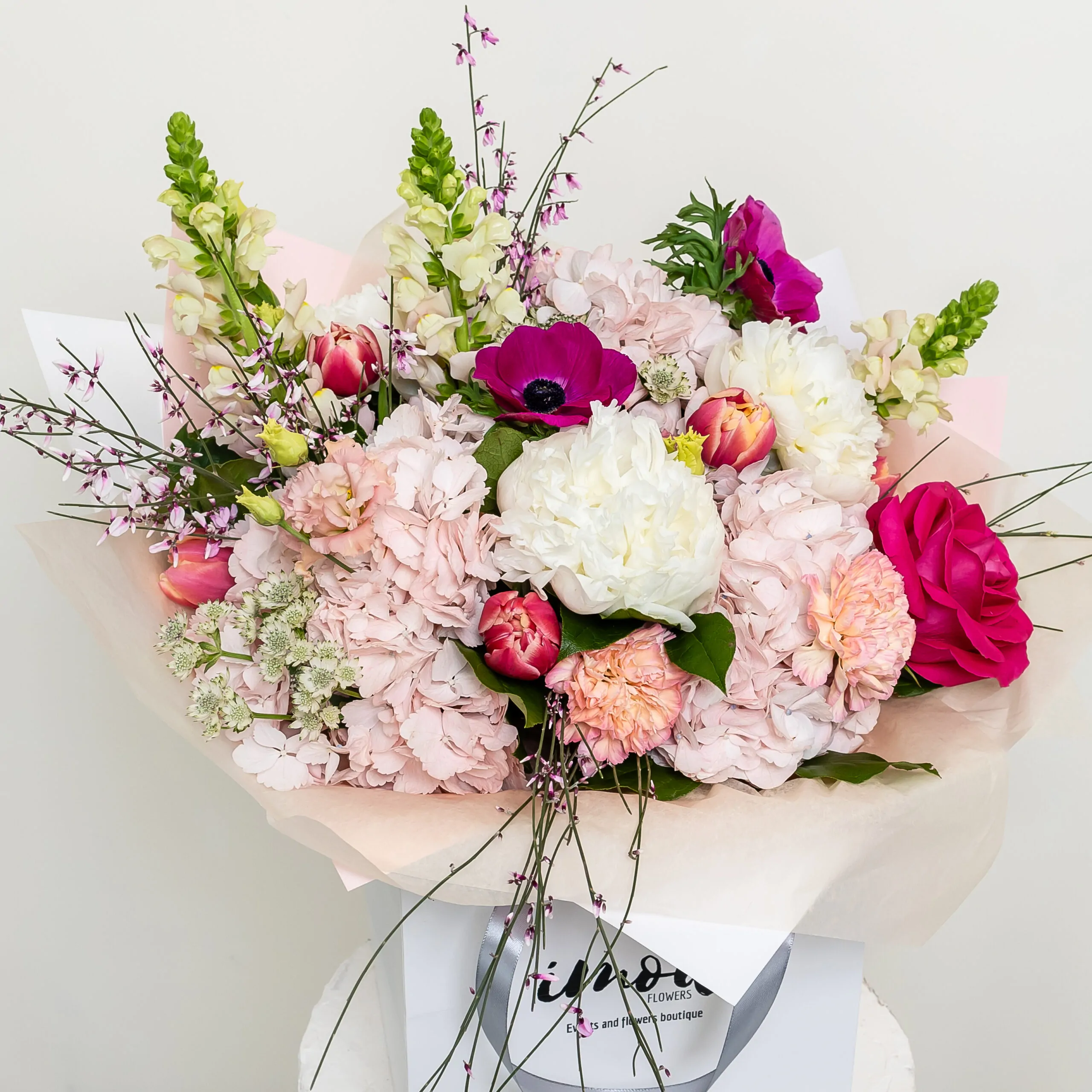 Buchet de Primavara cu Anemone, Lalele si Genista