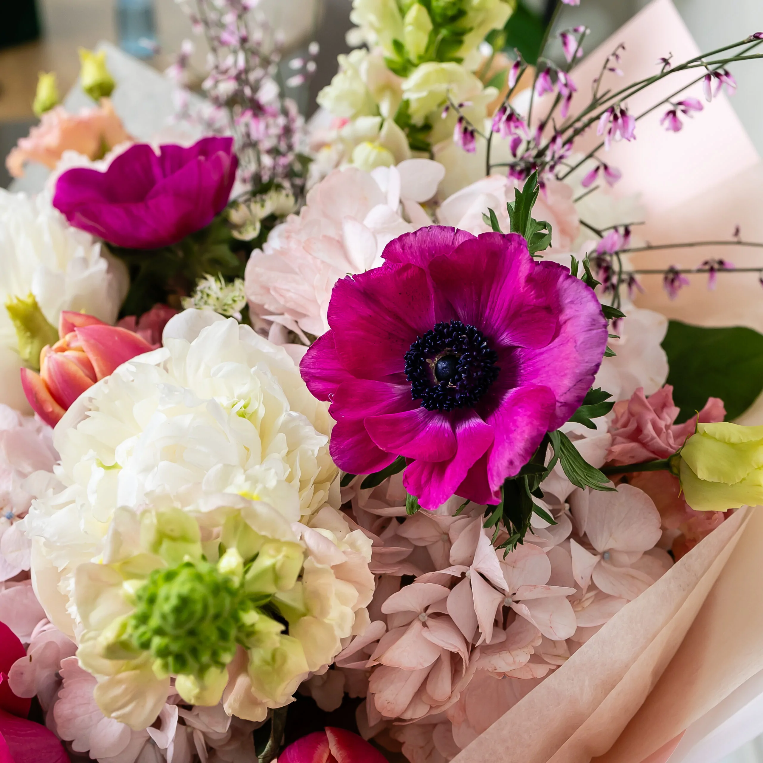 Buchet de Primavara cu Anemone, Lalele si Genista