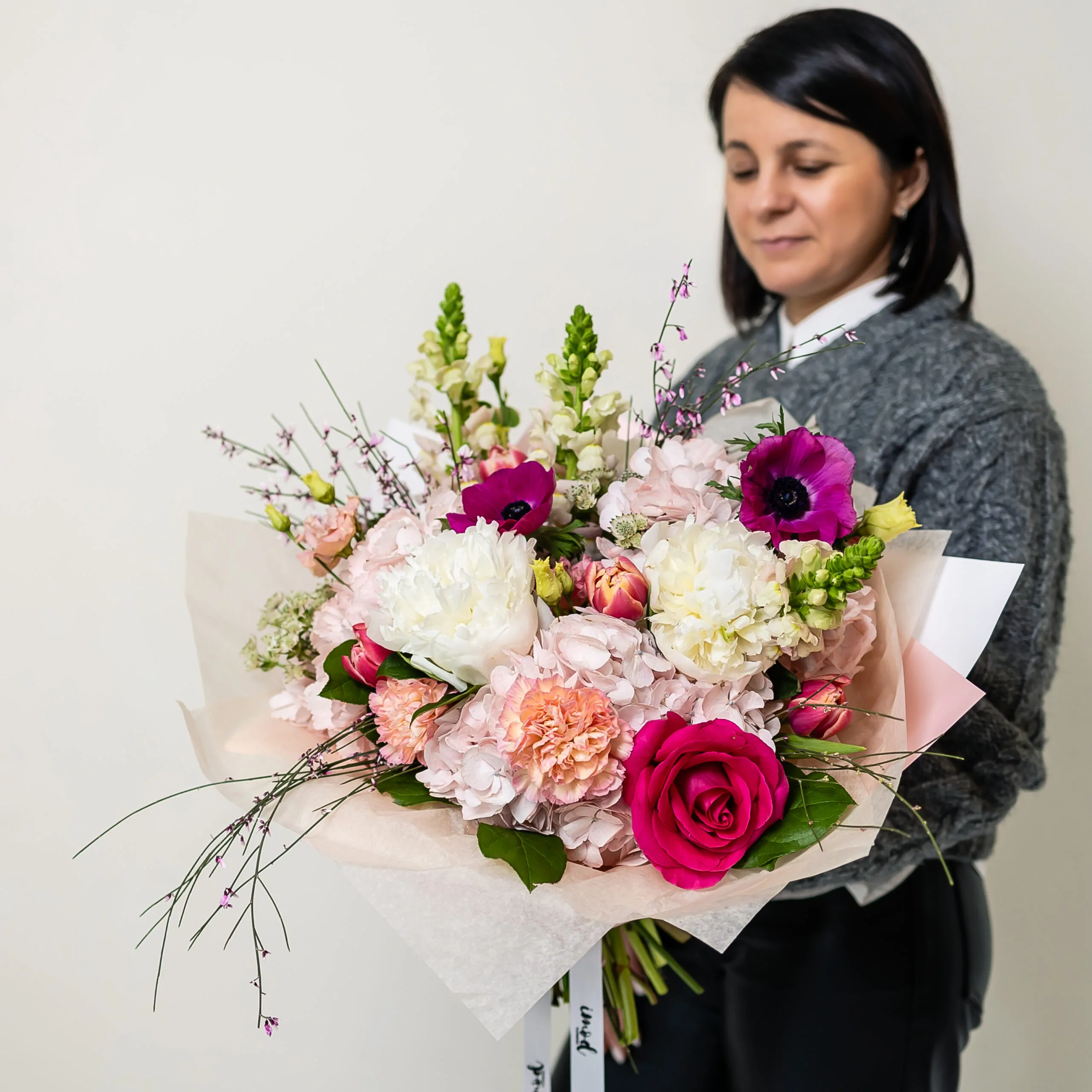 Buchet de Primavara cu Anemone, Lalele si Genista