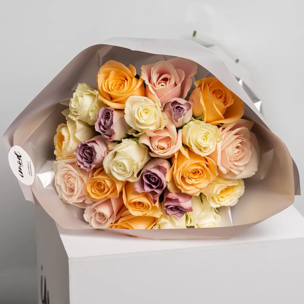Buche de flori cu 25 trandafiri multicolori