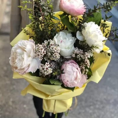 Buchet de flori cu 5 bujori e1588096439355 scaled