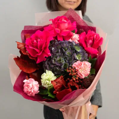 Buchet de toamna cu hortensie vintage si trandafiri speciali