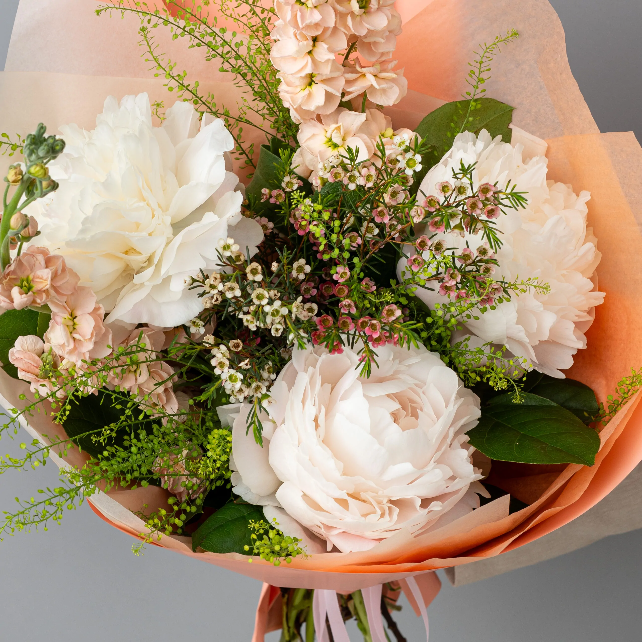 Buchet delicat cu bujori albi si wax flower-2