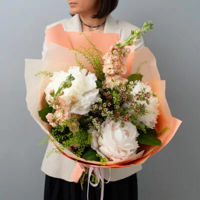 Buchet delicat cu bujori albi si wax flower
