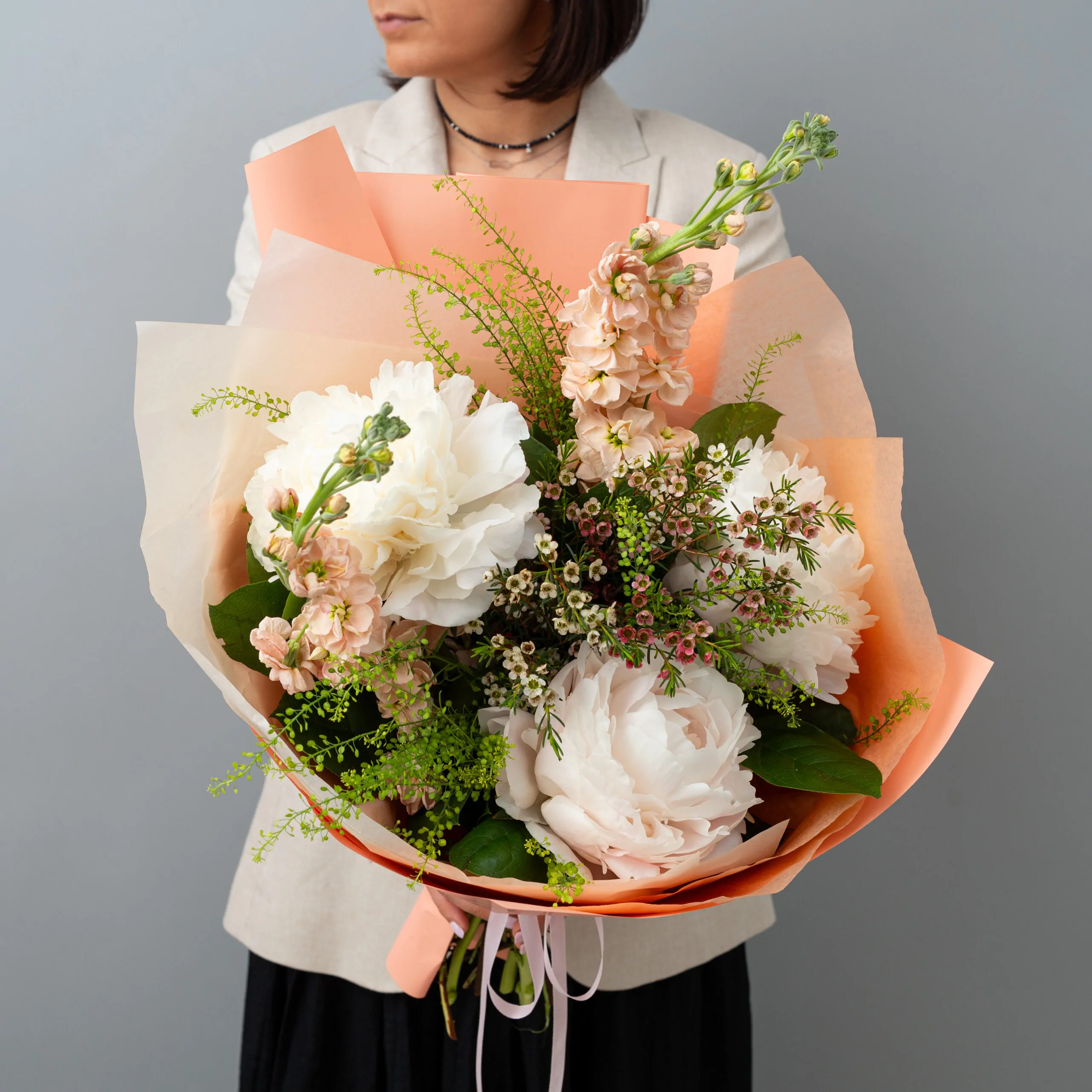 Buchet delicat cu bujori albi si wax flower