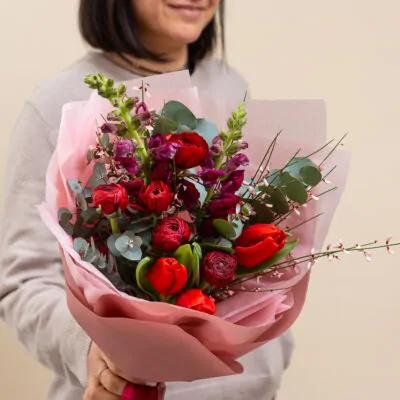 Buchet elegant cu lalele rosii si ranunculus