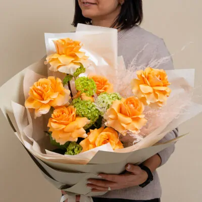 Buchet elegant cu trandafiri portocalii