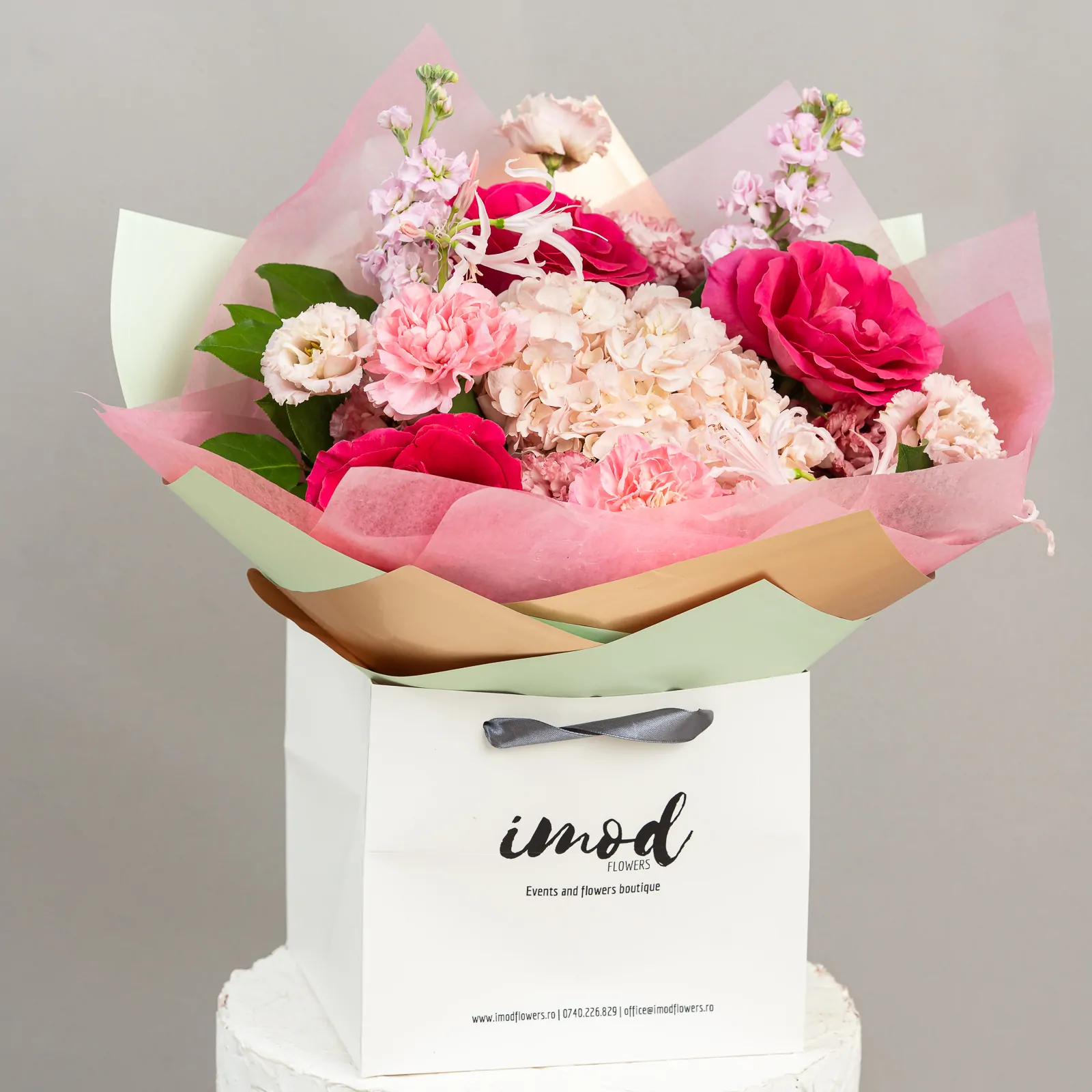 Buchet in Nuante de Roz cu Trandafiri si Hortensie