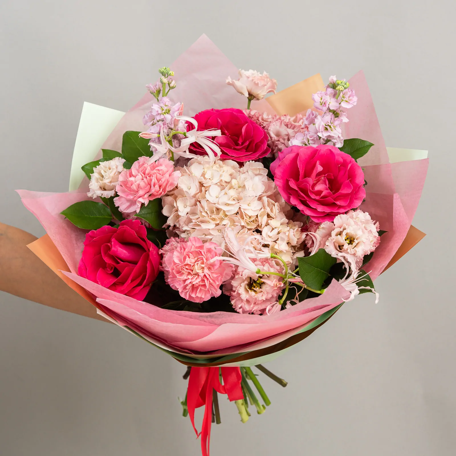 Buchet in Nuante de Roz cu Trandafiri si Hortensie