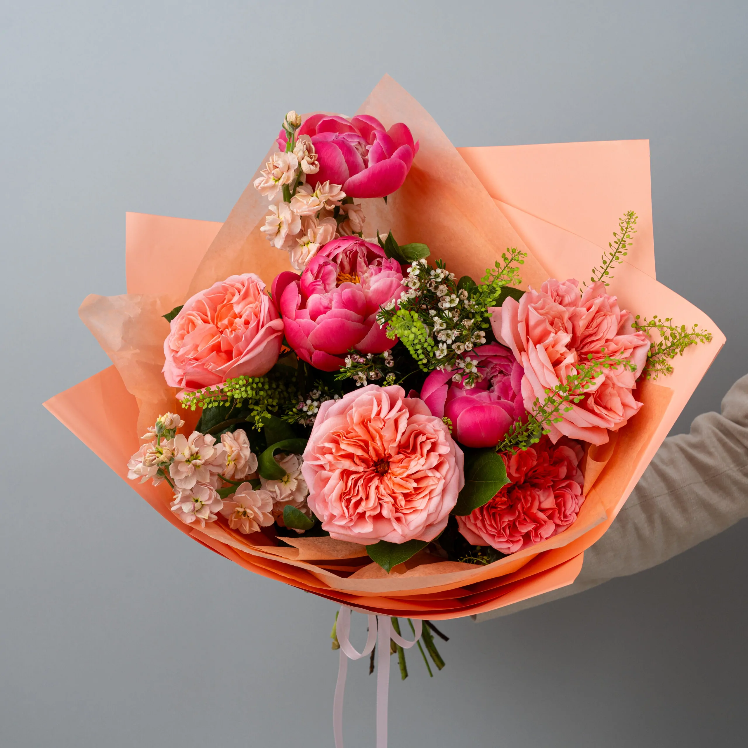 Buchet pastelat cu bujori si trandafiri garden-1