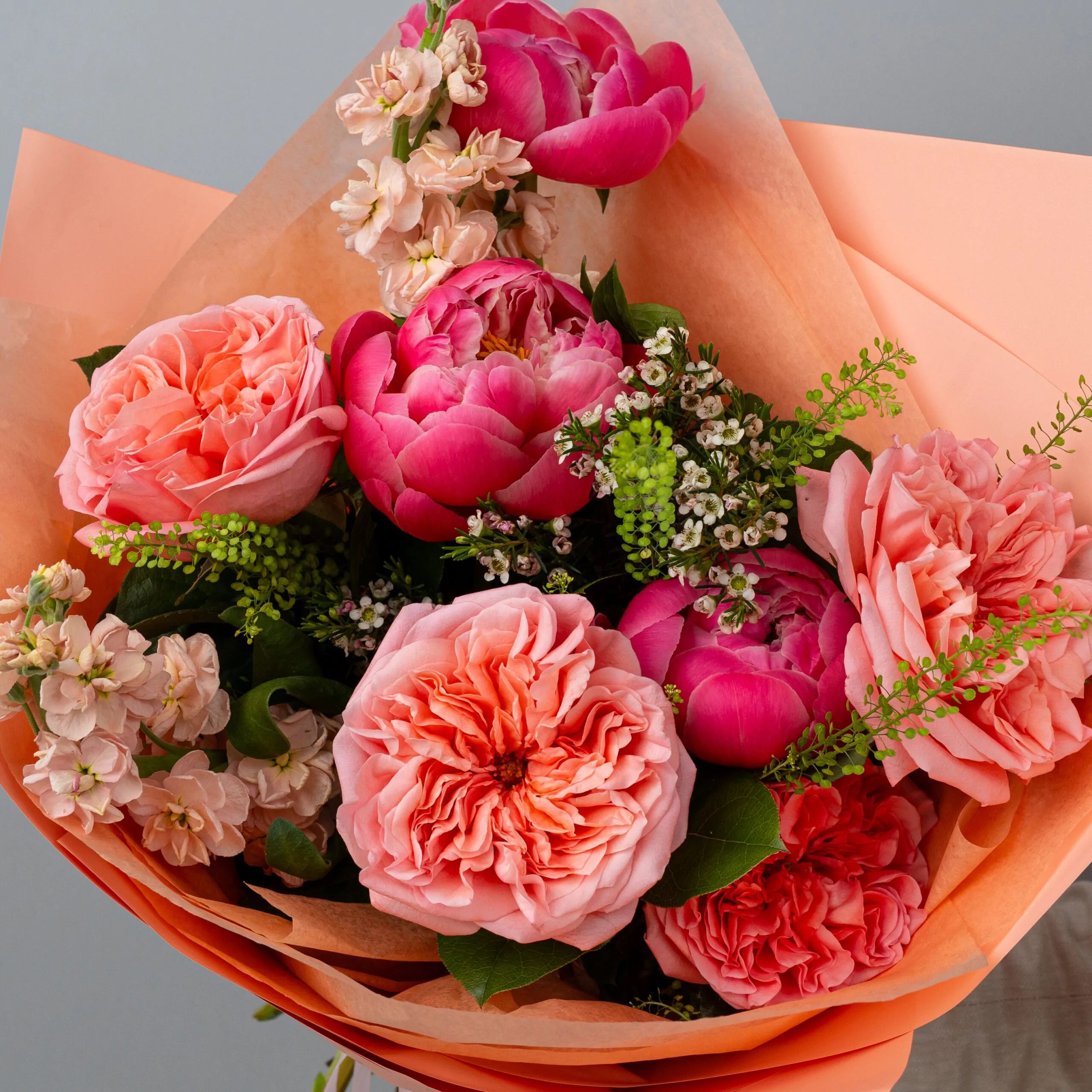 Buchet pastelat cu bujori si trandafiri garden-2