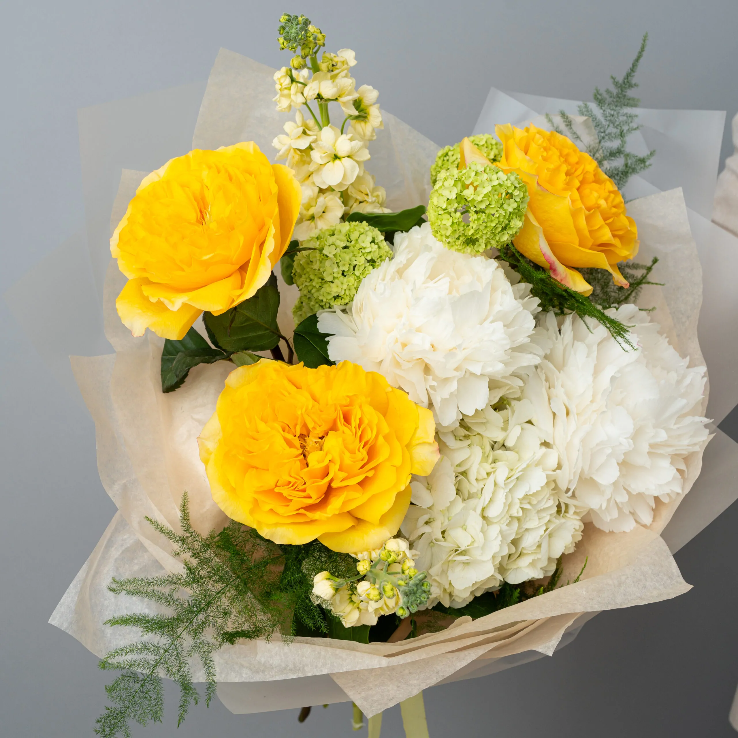 Buchet solar cu bujori albi si trandafiri galbeni-imodflowers-1