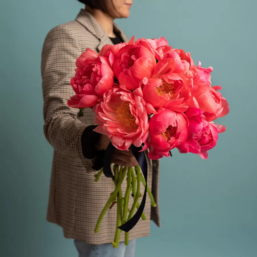 Buchetul de flori cu 11 bujori coral