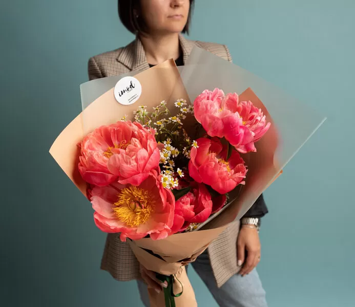 Buchetul de flori cu bujori coral charm