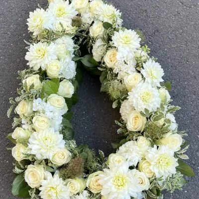 Coroana funerara eleganta cu dalii si trandafiri albi