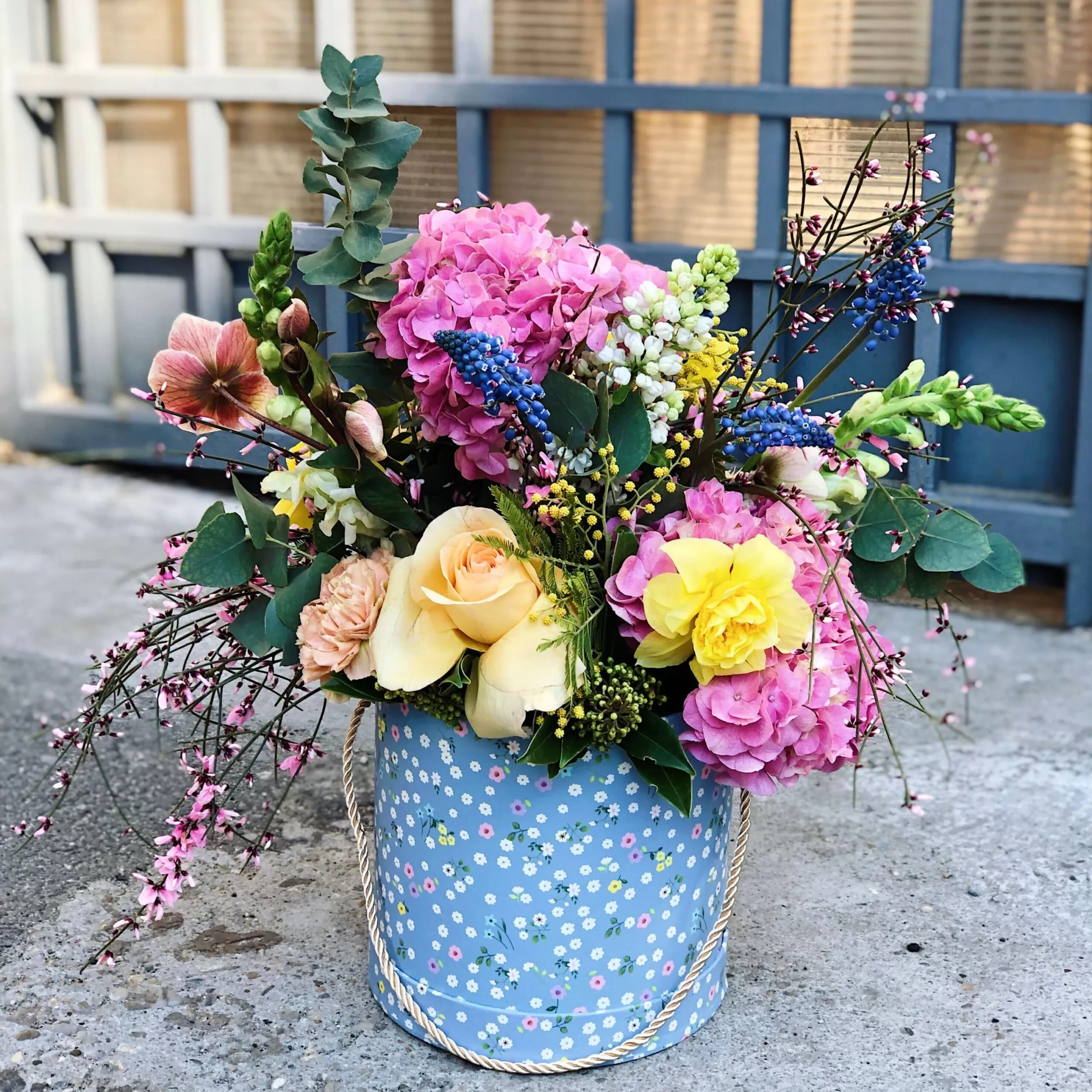 Cutie cu flori zi frumoasa