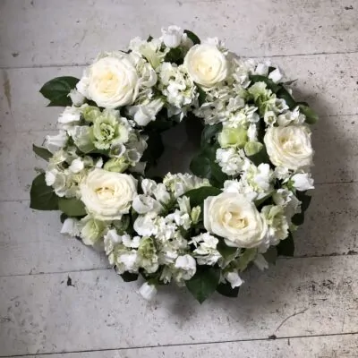Jerba funerara mica cu trandafiri si flori albe