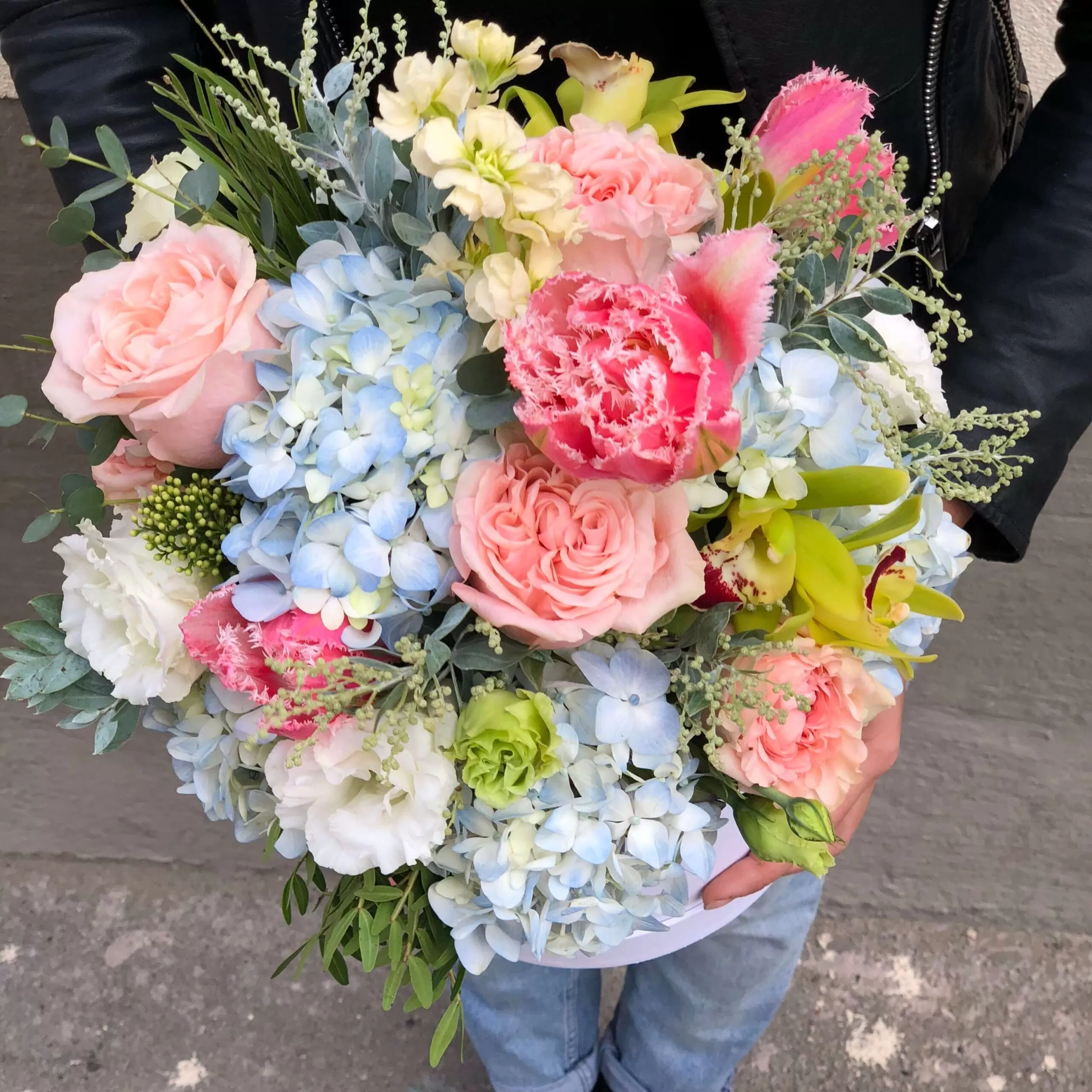 Trandafiri roz si hortensie in cutie 2